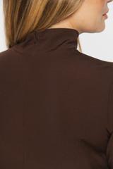 Półgolf z brązowej jednolitej dzianiny wiskozowej