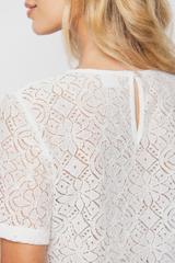 Prosta biała bluzka z bawełnianej koronki