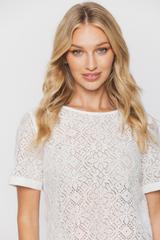 Prosta biała bluzka z bawełnianej koronki