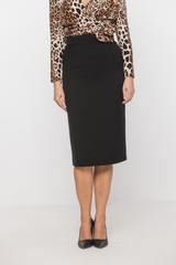 Prosta czarna spódnica za kolano z rozporkiem