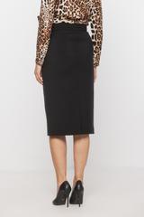 Prosta czarna spódnica za kolano z rozporkiem