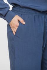 Proste luźne spodnie na lato w kolorze denim