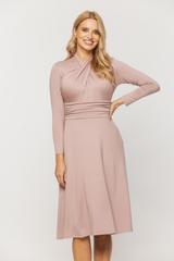 Pudrowa modalowa sukienka z drapowaniem