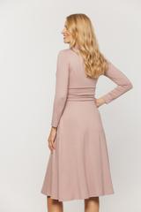 Pudrowa modalowa sukienka z drapowaniem