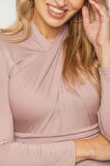 Pudrowa modalowa sukienka z drapowaniem