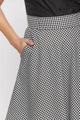 Rozkloszowana spódnica czarno-białą pepitkę