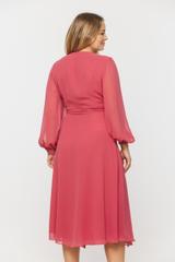 Różowa sukienka z szyfonu o kopertowym fasonie