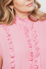 Różowa wizytowa bluzka z falbankami i stójką