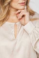 Satynowa beżowa bluzka w eleganckim stylu