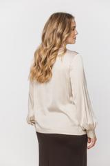Satynowa beżowa bluzka w eleganckim stylu