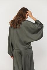 Satynowa bluzka khaki z prostym szerokim rękawem