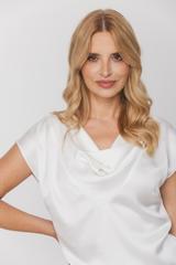 Satynowa bluzka w jasnym odcieniu z dekoltem typu woda