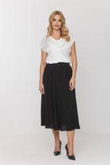 Satynowa bluzka w jasnym odcieniu z dekoltem typu woda