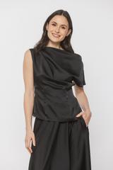 Satynowa czarna bluzka z opadającym dekoltem