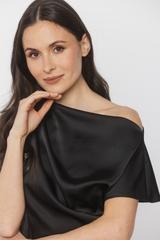 Satynowa czarna bluzka z opadającym dekoltem