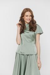 Satynowa kobieca bluzka z opadającym dekoltem