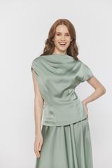 Satynowa kobieca bluzka z opadającym dekoltem