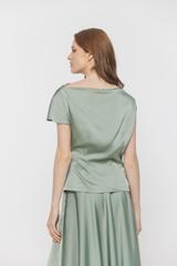 Satynowa kobieca bluzka z opadającym dekoltem