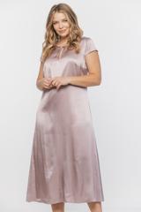 Satynowa sukienka o trapezowym fasonie z ozdoba przy dekolcie