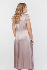 Satynowa sukienka o trapezowym fasonie z ozdoba przy dekolcie