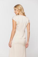 Satynowa wizytowa bluzka ze złotą broszką