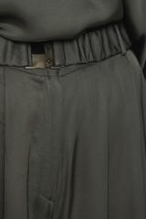 Satynowe szerokie spodnie khaki z paskiem i kieszeniami