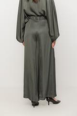 Satynowe szerokie spodnie khaki z paskiem i kieszeniami