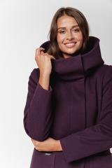 Śliwkowy ocieplany płaszcz ze stójką i  kapturem