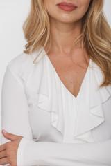 Śmietankowa dzianinowa bluzka z żabotem i długim rękawem