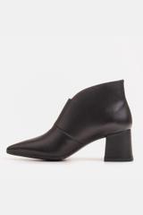 Smukłe skórzane botki na obcasie