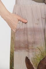 Spodnie z wiskozy z printem inspirowanym obrazami Chełmońskiego