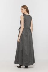 Stalowa taftowa sukienka maxi z ozdobną kokardą