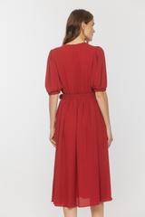 Stylowa ceglana sukienka z bufiastym rękawem i klamrą