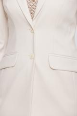 Stylowy beżowy żakiet z kieszeniami o wydłużonym kroju