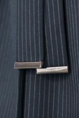 Grafitowa sukienka w delikatne paski