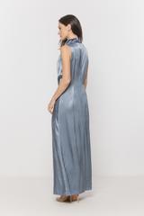 Efektowna satynowa sukienka maxi z drapowanym dekoltem