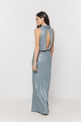 Wieczorowa błękitna sukienka maxi z odkrytymi plecami