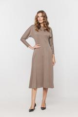 Sukienka z beżowej dzianiny z kobiecymi cięciami