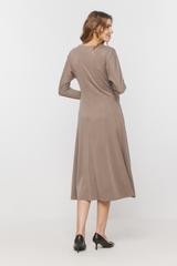 Sukienka z beżowej dzianiny z kobiecymi cięciami