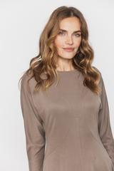 Sukienka z beżowej dzianiny z kobiecymi cięciami