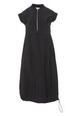 Sukienka z czarnej kreszowanej tkaniny z kieszeniami