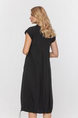 Sukienka z czarnej kreszowanej tkaniny z kieszeniami
