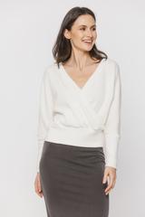 Sweterek ecru z kopertowym dekoltem