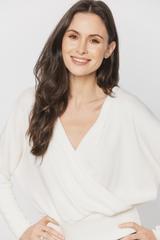 Sweterek ecru z kopertowym dekoltem