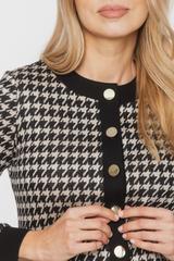 Sweterkowa bluzka w pepitkę zapinana na złote guziki