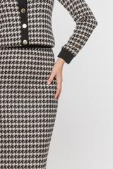 Sweterkowa spódnica za kolano w pepitkę