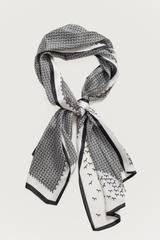 Jedwabny szal w biało-czarny wzór