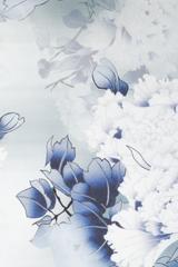 Jedwabny szal w stonowanej niebieskiej kolorystyce