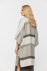 Szara narzutka z szerokimi rękawami z dodatkiem wełny