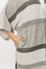 Szara narzutka z szerokimi rękawami z dodatkiem wełny